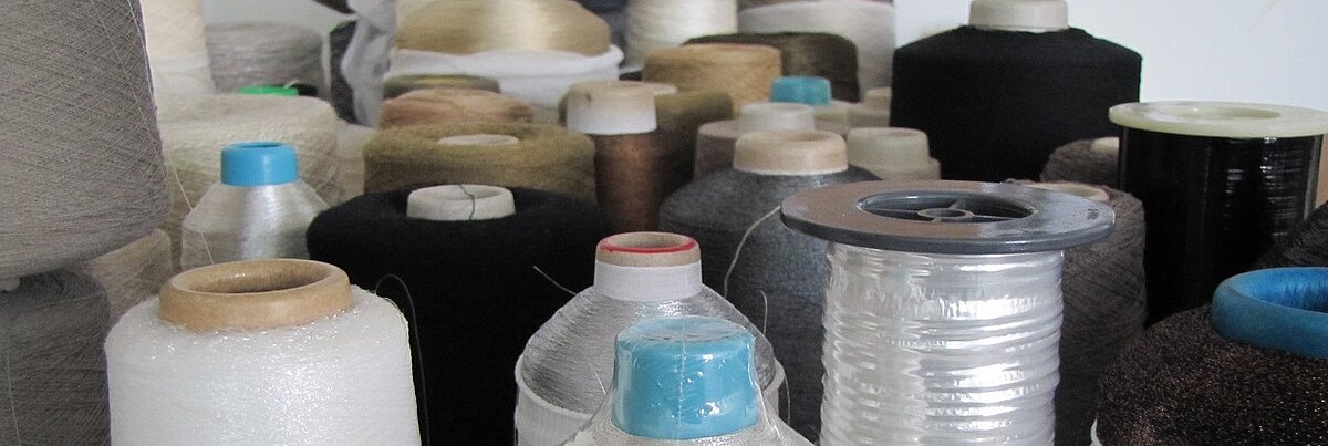 Garn und Strickrollen im Stricklabor