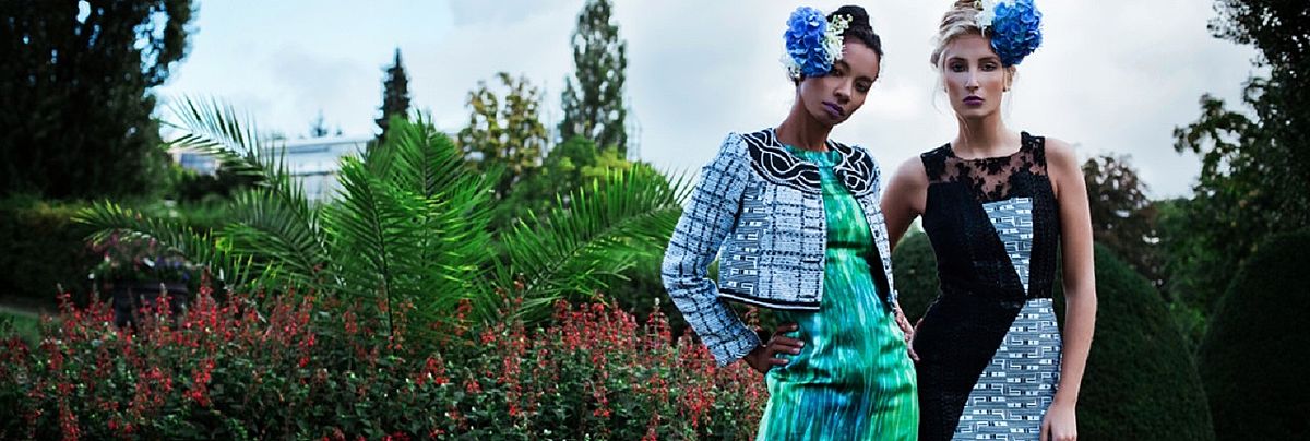 Zwei Modells tragen Modeentwürfe mit traditionellen afrikanischen Einflüßen